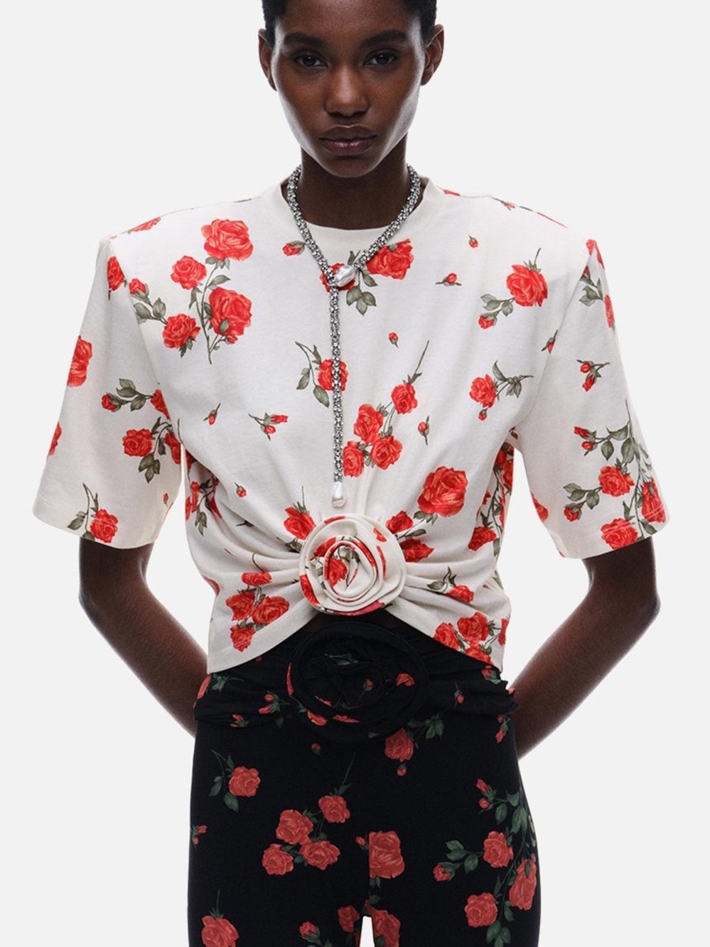 H&M& Magda Butryn Floral Knot Front Short Sleeve Top in White with Red Roses